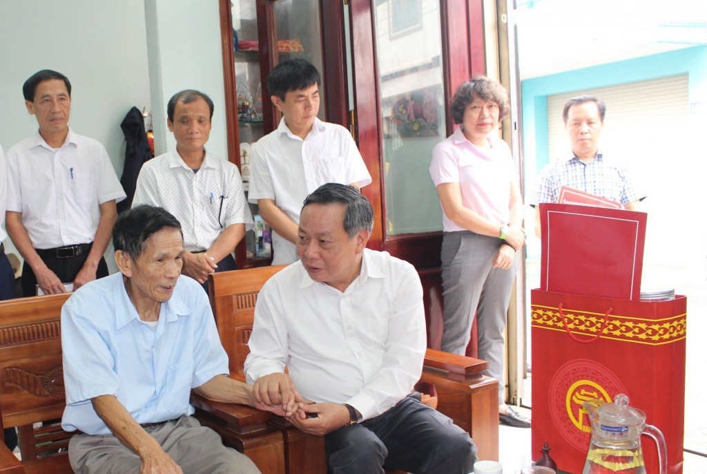 Phó Bí thư Thành ủy Nguyễn Văn Phong thăm hỏi, động viên thương binh Vương Đình Hệ (Thạch Thất, Hà Nội)
