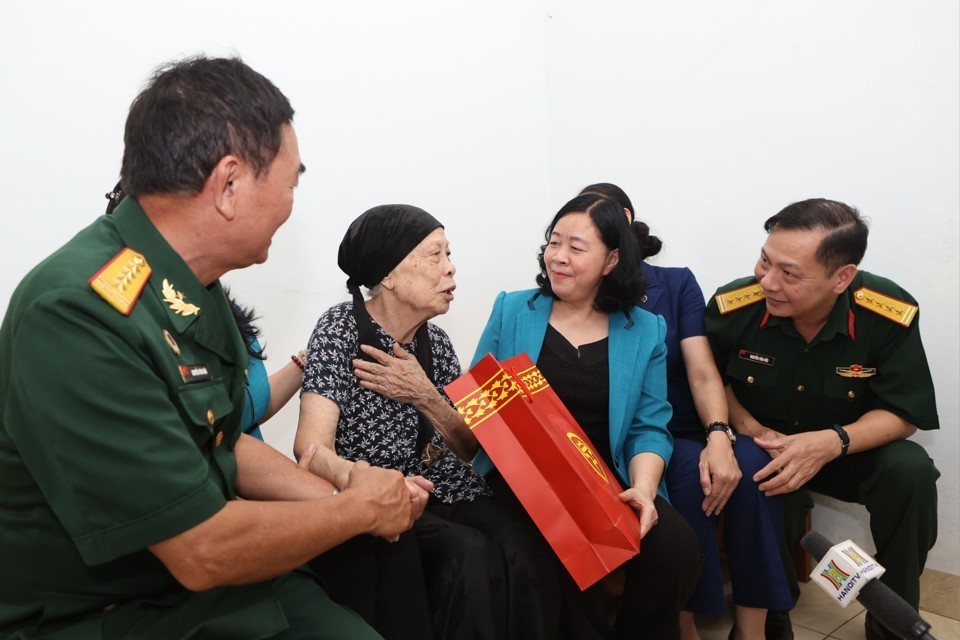 Bí thư Thành ủy Bùi Thị Minh Hoài thăm hỏi, tặng quà bà Vũ Thị Dần (vợ liệt sĩ) đang được chăm sóc tại Trung tâm nuôi dưỡng và điều dưỡng người có công số II Hà Nội