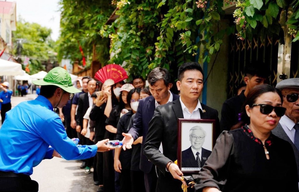 Hàng nghìn thanh niên hỗ trợ Nhân dân đến viếng Tổng Bí thư Nguyễn Phú Trọng