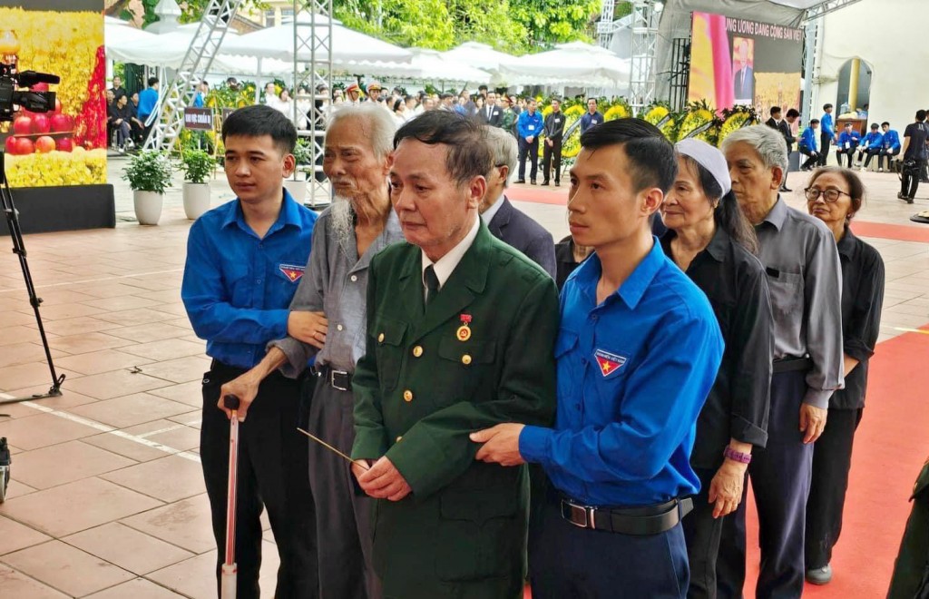 Hàng nghìn thanh niên hỗ trợ Nhân dân đến viếng Tổng Bí thư Nguyễn Phú Trọng Hàng nghìn thanh niên hỗ trợ Nhân dân đến viếng Tổng Bí thư Nguyễn Phú Trọng