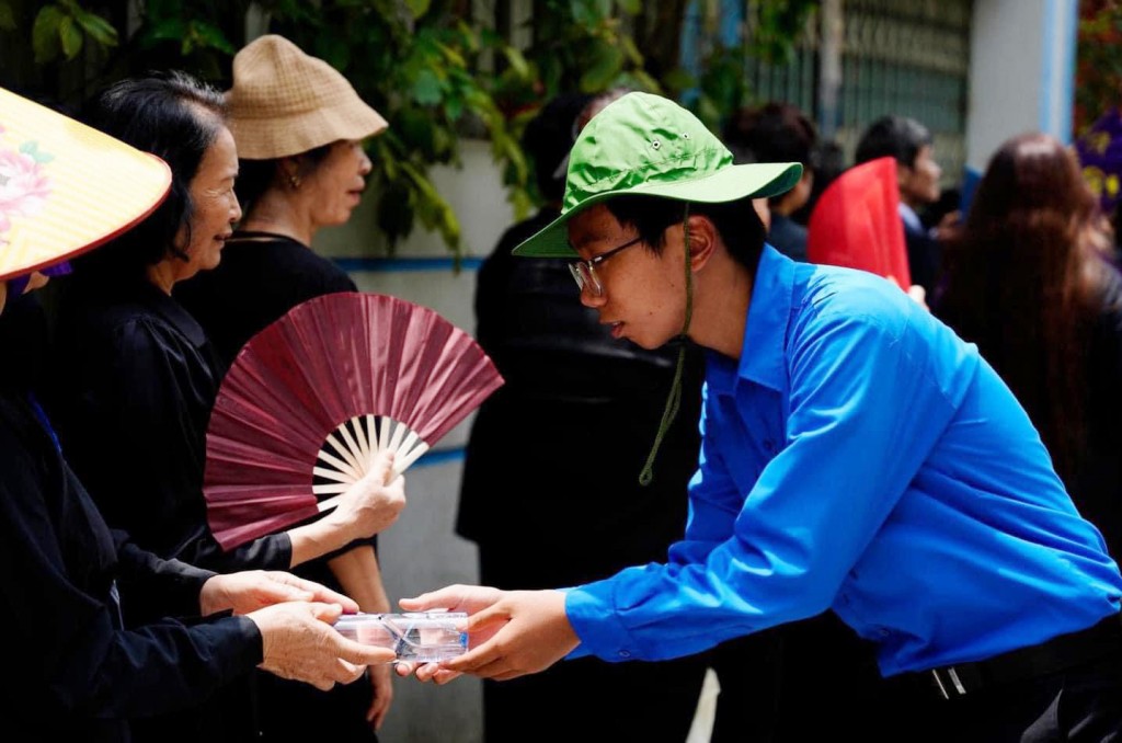 Hàng nghìn thanh niên hỗ trợ Nhân dân đến viếng Tổng Bí thư Nguyễn Phú Trọng Hàng nghìn thanh niên hỗ trợ Nhân dân đến viếng Tổng Bí thư Nguyễn Phú Trọng