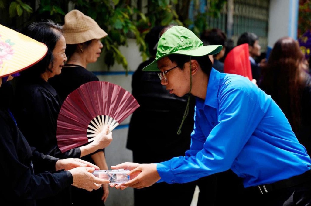 Hàng nghìn thanh niên hỗ trợ Nhân dân đến viếng Tổng Bí thư Nguyễn Phú Trọng