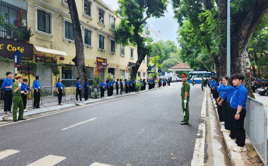 Hàng nghìn thanh niên hỗ trợ Nhân dân đến viếng Tổng Bí thư Nguyễn Phú Trọng