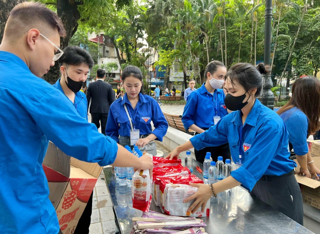 Hàng nghìn thanh niên hỗ trợ Nhân dân đến viếng Tổng Bí thư Nguyễn Phú Trọng