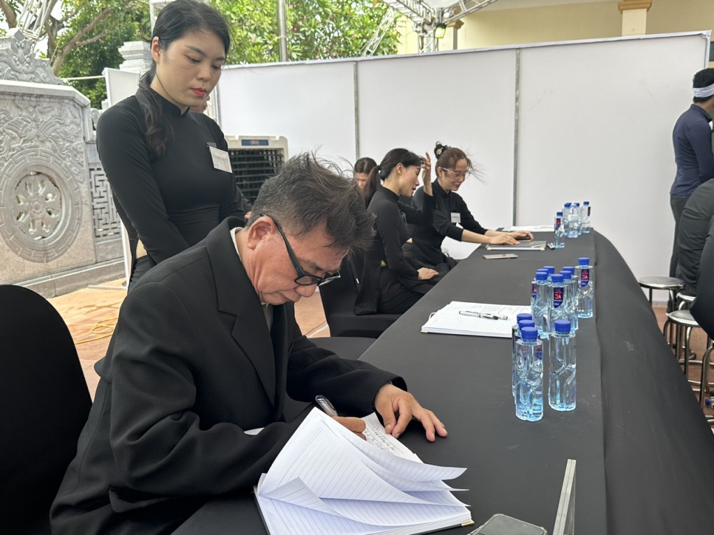 Dòng người nối dài như không dứt để viếng Tổng Bí thư Nguyễn Phú Trọng tại quê nhà