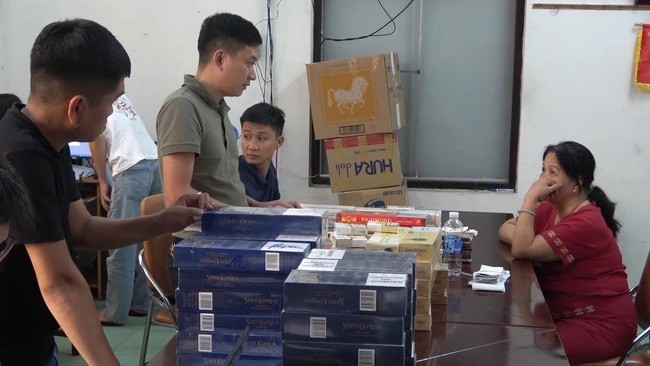 Công an TP Huế làm việc với bà Nguyễn Thị Thanh Loan liên quan đến số thuốc lá nhập lậu (Ảnh CACC)
