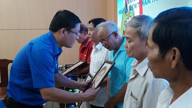 Thừa Thiên - Huế: Phục hồi và trao tặng 80 di ảnh liệt sĩ