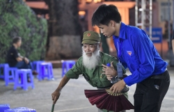 Nhiệt thành hỗ trợ Nhân dân đến viếng Tổng Bí thư Nguyễn Phú Trọng