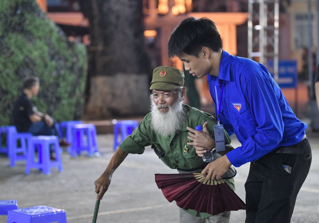 Lực lượng tình nguyện viên hỗ trợ người dân vào viếng Tổng Bí thư Nguyễn Phú Trọng.
