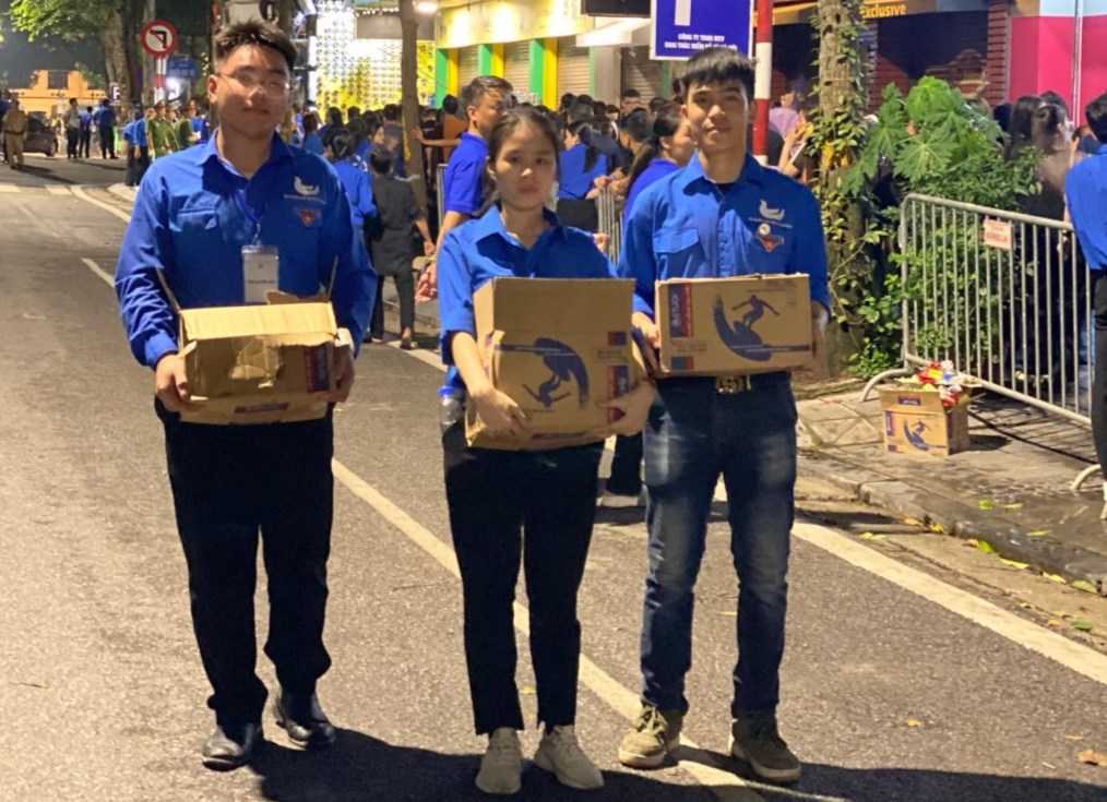 Áo xanh tình nguyện tiếp nước, bánh cho người dân đến viếng Quốc tang Tổng Bí thư Nguyễn Phú Trọng