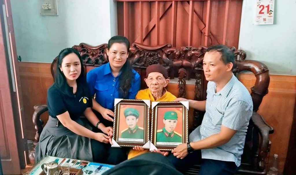 Trao tặng ảnh phục chế liệt sỹ cho Mẹ Nguyễn Thị Cẩm, sinh năm 1930, trú tại huyện Tiên Lãng 