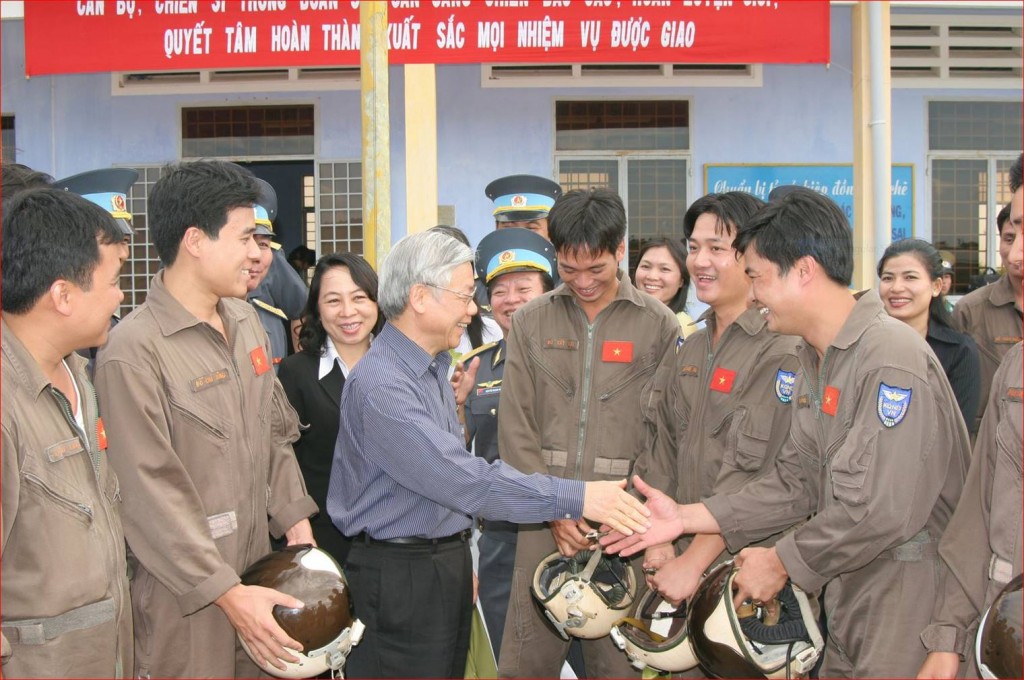 Chủ tịch Quốc hội Nguyễn Phú Trọng thăm cán bộ, chiến sĩ Trung đoàn không quân 937