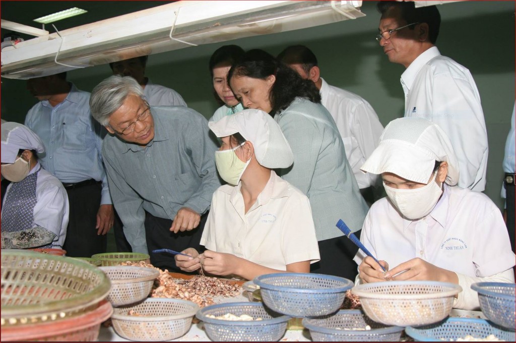 Chủ tịch Quốc hội Nguyễn Phú Trọng gặp gỡ, hỏi thăm công nhân Công ty xuất khẩu nông sản Ninh Thuận