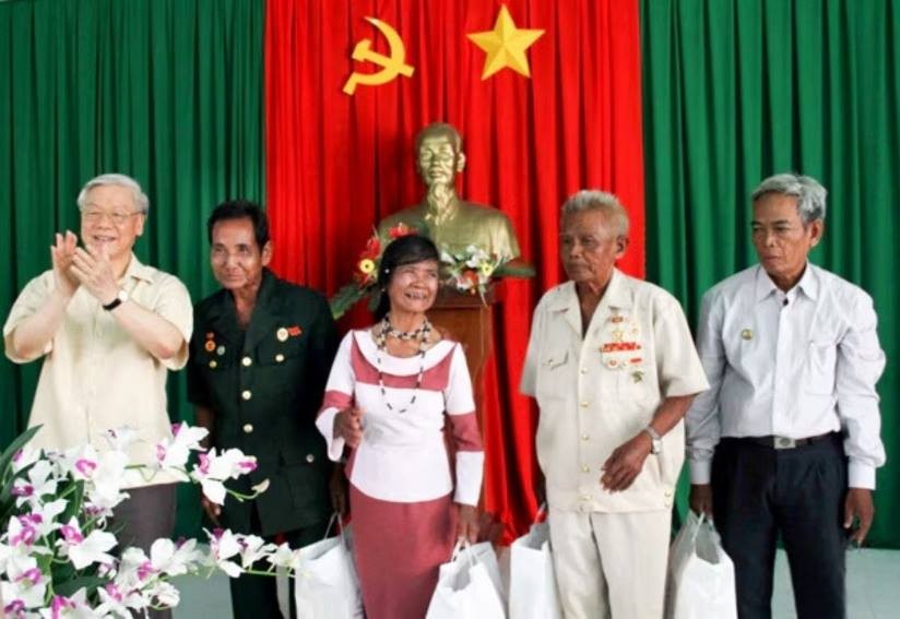 Đồng chí Tổng Bí thư Nguyễn Phú Trọng tặng quà cho các gia đình cách mạng tiêu biểu huyện Bác Ái vào tháng 7/2014