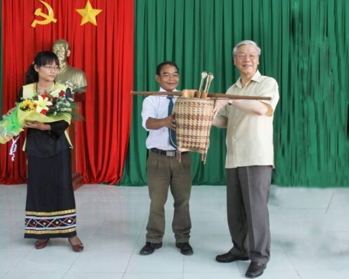 Đồng chí Tổng Bí thư Nguyễn Phú Trọng tặng quà lưu niệm cho cán bộ và nhân dân xã Phước Đại (Bác Ái) vào tháng 7/2024