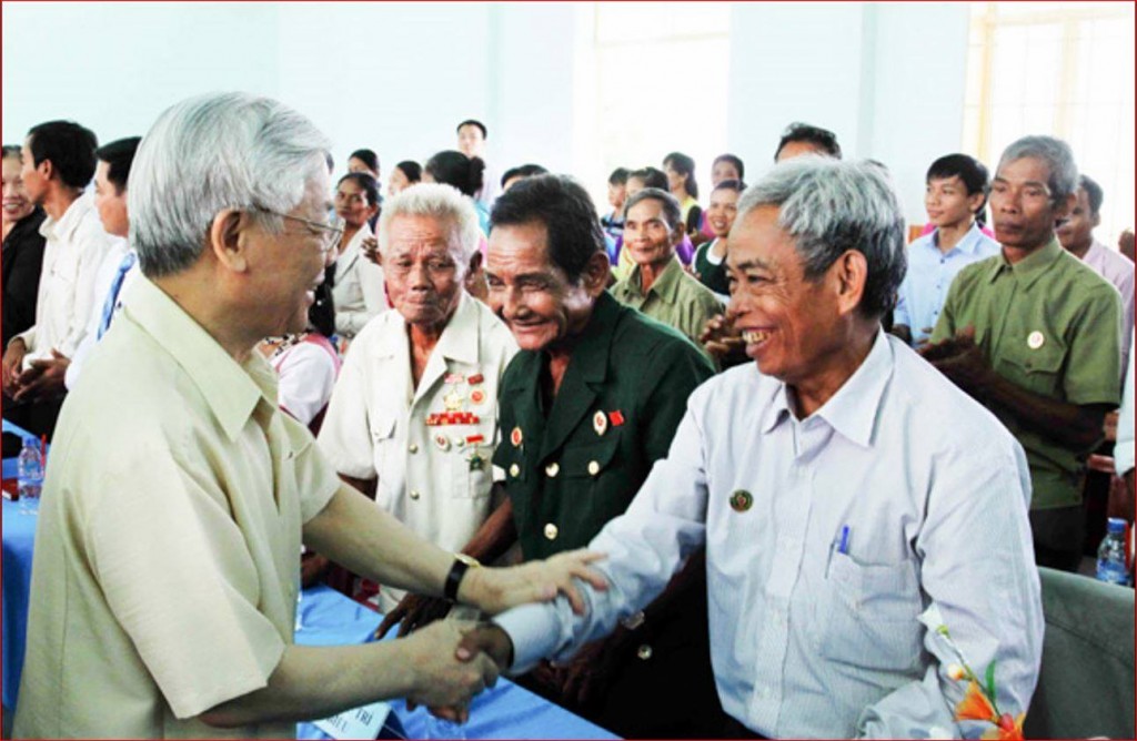 Tổng Bí thư Nguyễn Phú Trọng hỏi thăm các Anh hùng LLVT nhân dân và cán bộ hưu trí huyện Bác Ái