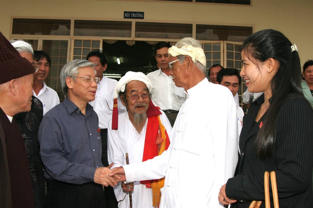 Chủ tịch Quốc hội Nguyễn Phú Trọng thăm hỏi đồng bào Chăm ở huyện Ninh Phước (ngày 4/12/2007)