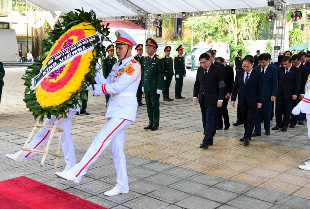 Người dân xếp hàng từ sáng sớm vào viếng Tổng Bí thư Nguyễn Phú Trọng