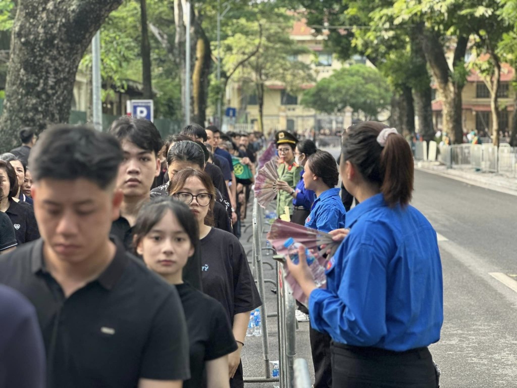 Tình nguyện viên hỗ trợ người dân Tình nguyện viên hỗ trợ người dân