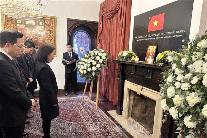 Lễ viếng và mở sổ tang Tổng Bí thư Nguyễn Phú Trọng tại Argentina