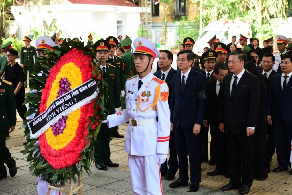 Người dân xếp hàng từ sáng sớm vào viếng Tổng Bí thư Nguyễn Phú Trọng