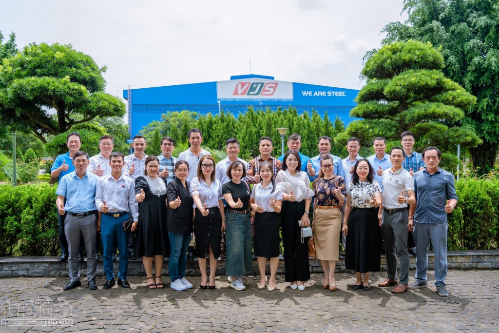 Các Hội viên chụp ảnh lưu niệm cùng lãnh đạo Công ty CP thép cấp cấp Việt Nhật