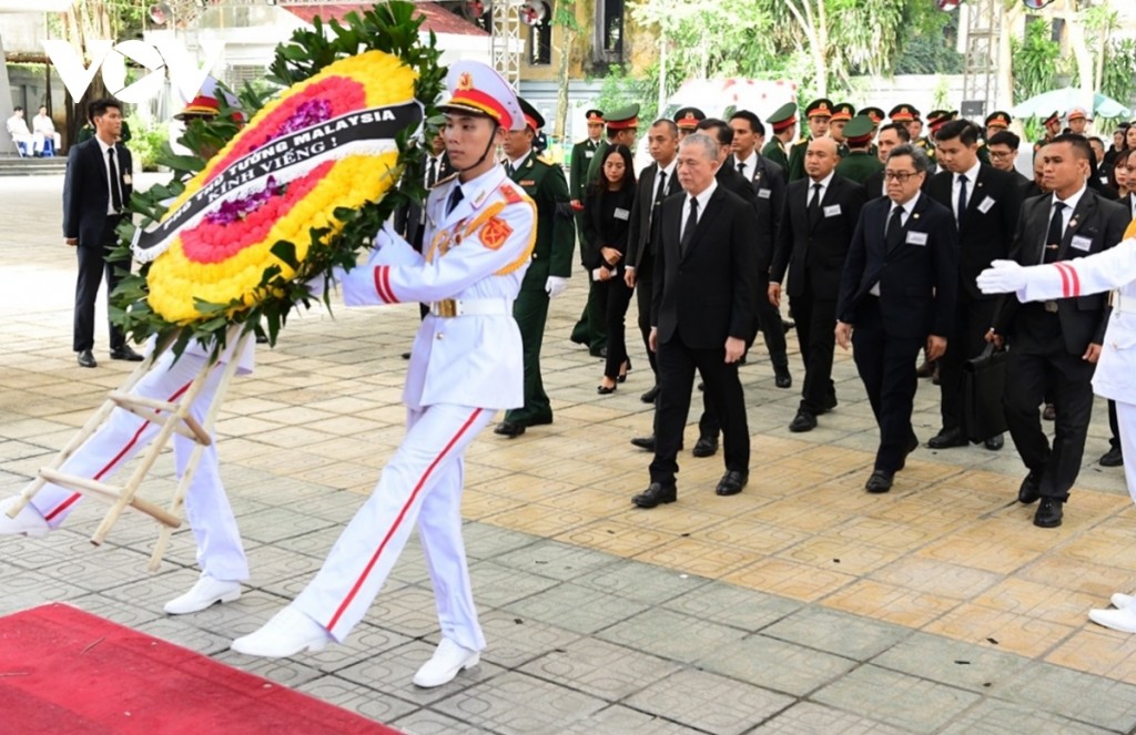Người dân xếp hàng từ sáng sớm vào viếng Tổng Bí thư Nguyễn Phú Trọng Người dân xếp hàng từ sáng sớm vào viếng Tổng Bí thư Nguyễn Phú Trọng