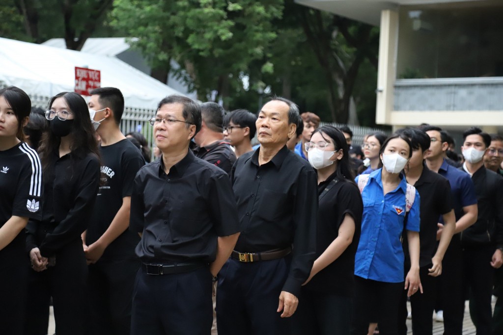 TP HCM: Người dân kiên nhẫn chờ viếng Tổng Bí thư
