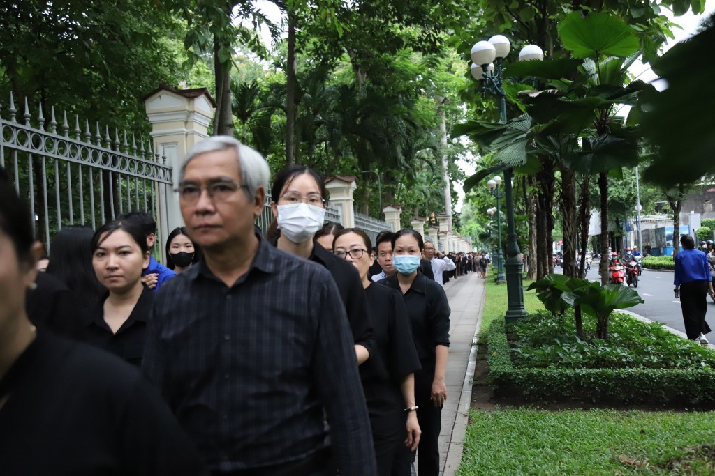 Người dẫn xếp hàng dài cả trăm mét xung quanh dinh Độc Lập