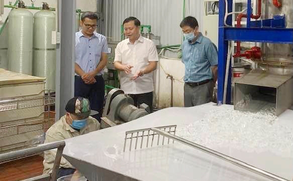 Chi cục ATVSTP Hà Nội kiểm tra một cơ sở sản xuất đá viên trên đại bàn