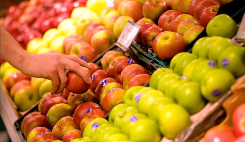 Người tiêu dùng cần kiểm tra kỹ thông tin về hoa quả nhập khẩu để tránh mua phải những mặt hàng không rõ nguồn gốc