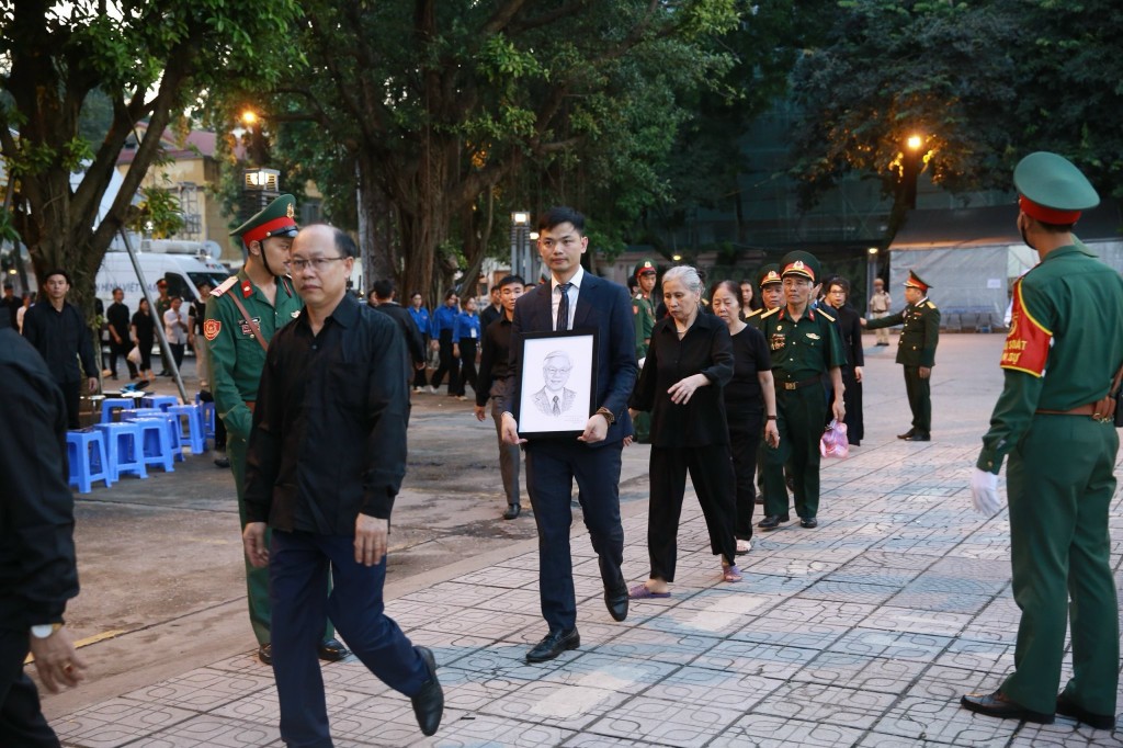 Dòng người xếp hàng thành kính viếng Tổng Bí thư Nguyễn Phú Trọng