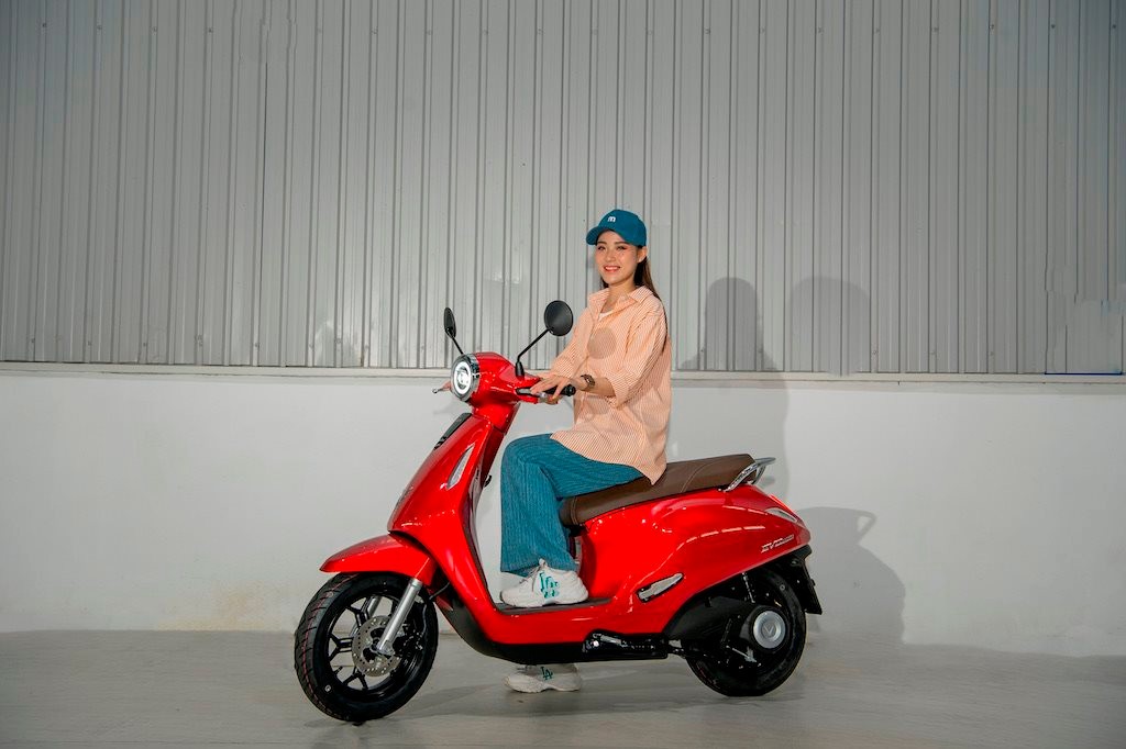 Với chi phí tiết kiệm, xe máy điện VinFast “được lòng” người dùng Việt ở mọi lứa tuổi.