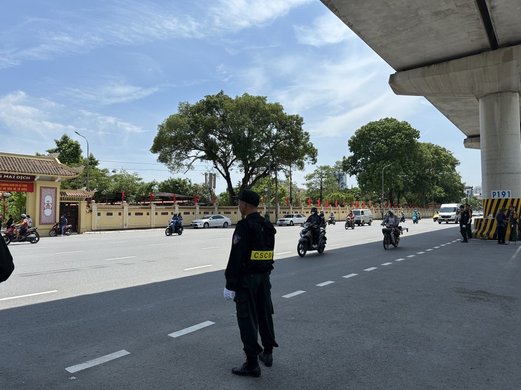 Lực lượng cảnh sát cơ động đứng chốt khu vực nghĩa trang Mai Dịch