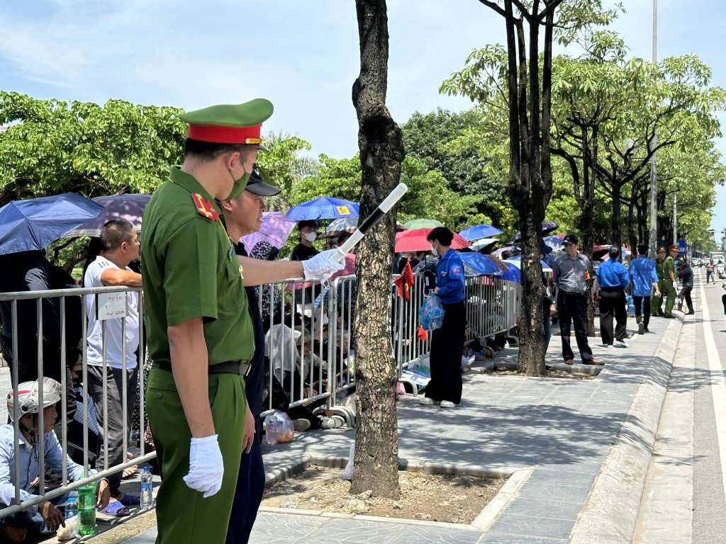 Đến khoảng 10h30, khu vực trước nghĩa trang Mai Dịch đã có đông người dân đến đưa tiễn Cố Tổng Bí thư Nguyễn Phú Trọng về nơi an nghỉ cuối cùng