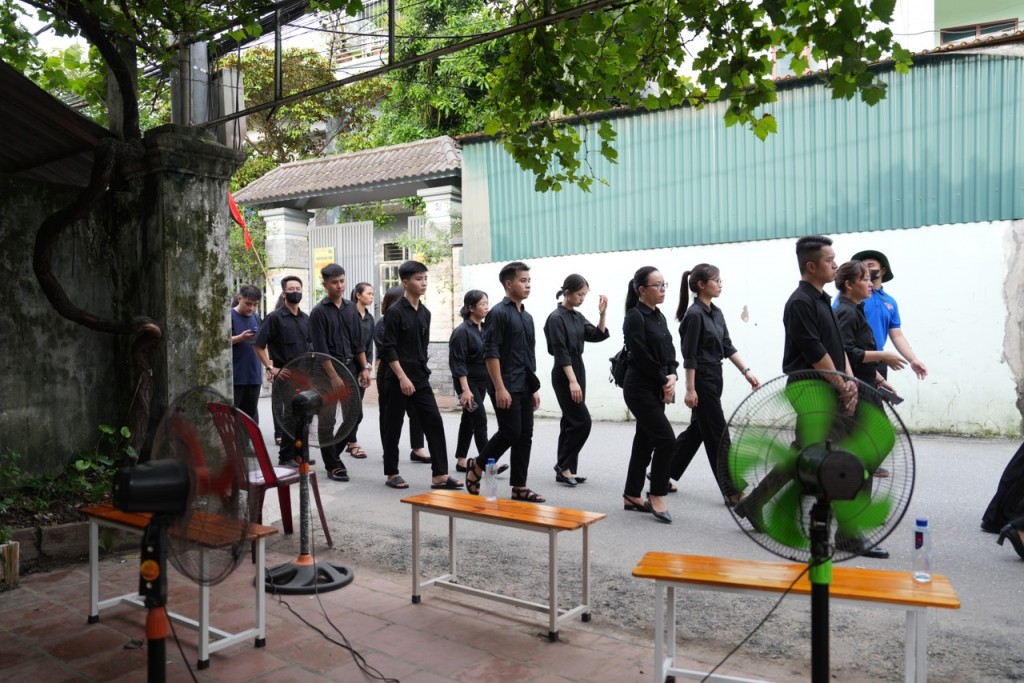 Người dân thôn Lại Đà mang quạt ra để hai bên đường để hỗ trợ dòng người đi viếng Tổng Bí thư