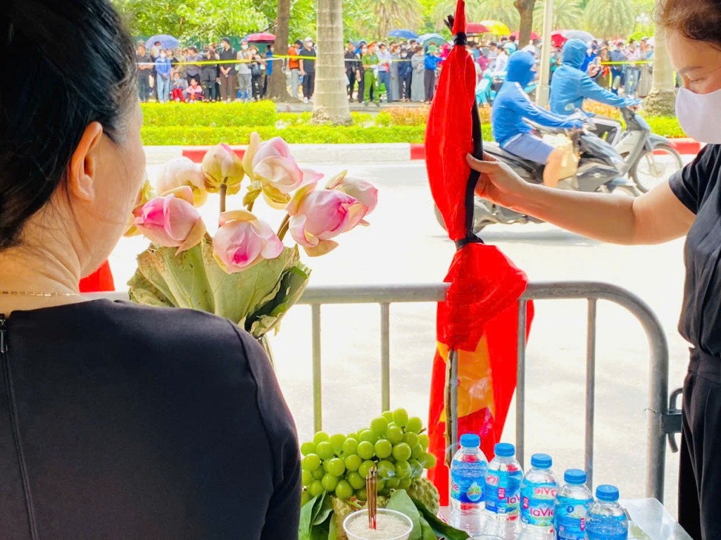 Người dân mang hương, hoa sen tiễn biệt Tổng Bí thư