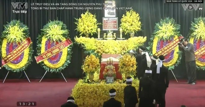 Đại diện gia đình và lãnh đạo Đảng, Nhà nước đi vòng quanh linh cữu Tổng Bí thư Nguyễn Phú Trọng lần cuối