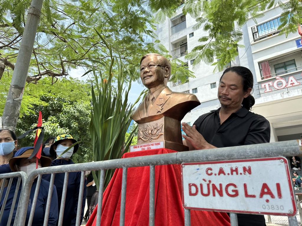 Anh Nguyễn Đức Luận bên bức tượng tạc Tổng Bí thư Nguyễn Phú Trọng