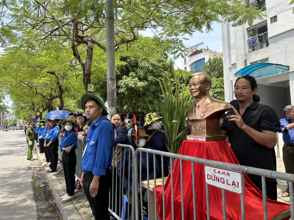 Bức tượng Tổng Bí thư Nguyễn Phú Trọng được người dân kê cao trên vải đỏ, đặt ở vị trí dễ nhìn 