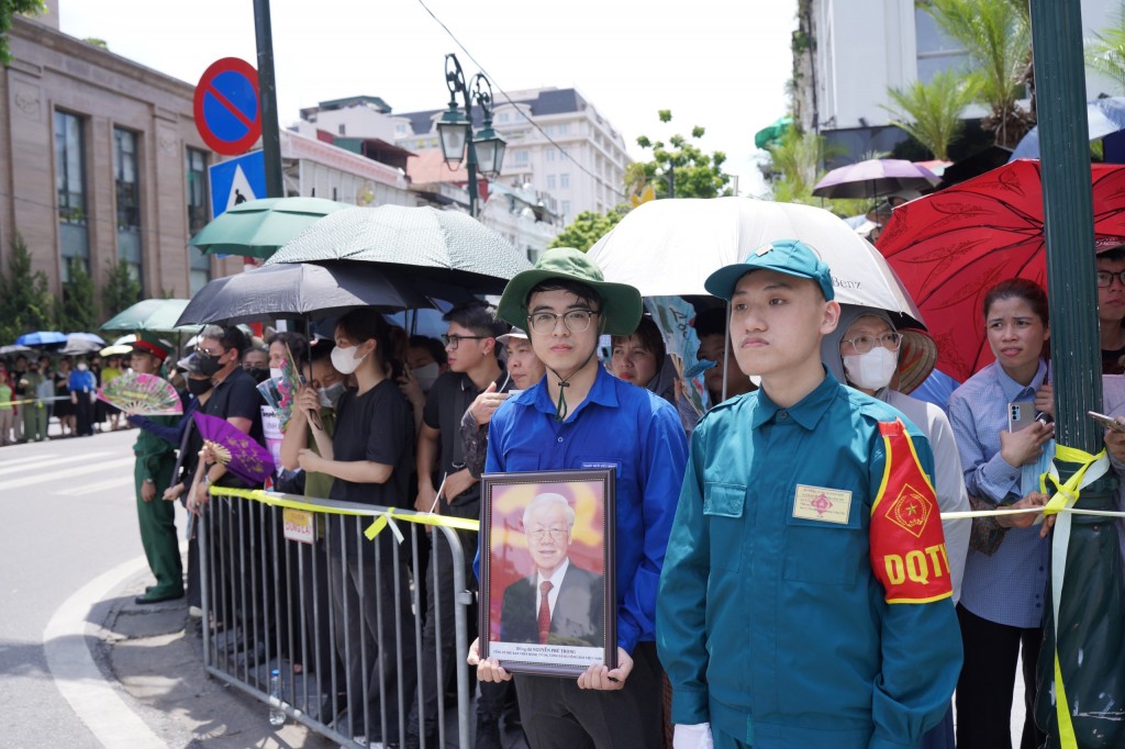 Người dân đứng chật kín hai bên đường tiễn biệt Tổng Bí thư