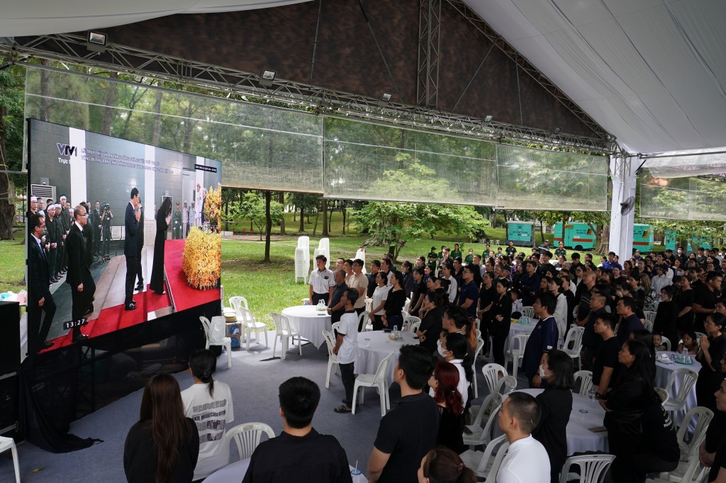 Người dân xem trực tiếp Lễ Truy điệu Tổng Bí thư Nguyễn Phú Trọng tại dinh Độc Lập
