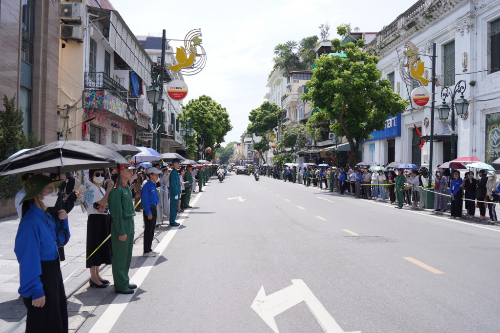 Người dân hai bên đường Tràng Tiền xếp hàng ngay ngắn chờ linh cữu đi qua