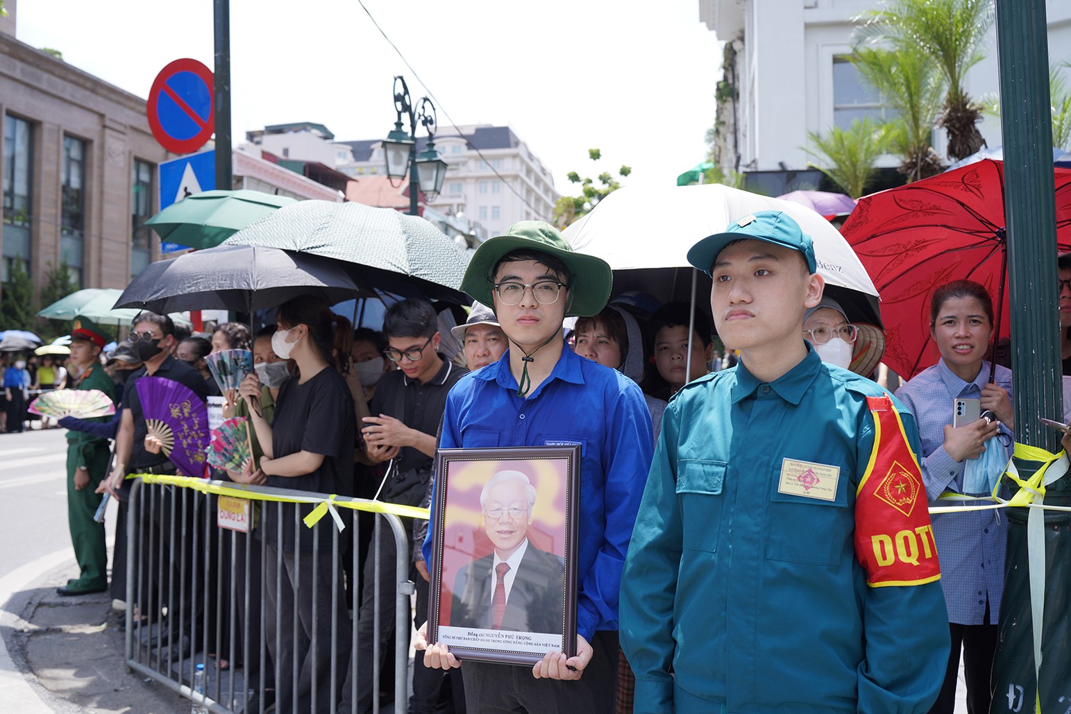 Hình ảnh Tổng Bí thư Nguyễn Phú Trọng xuất hiện dọc các con phố