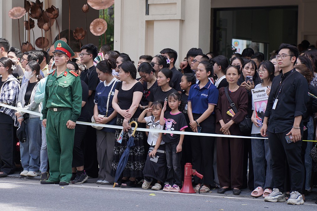 Từ người già tới trẻ nhỏ đều tỏ lòng thành kính, tiễn biệt Tổng Bí thư Nguyễn Phú Trọng - Người học trò xuất sắc của Chủ tịch Hồ Chí Minh