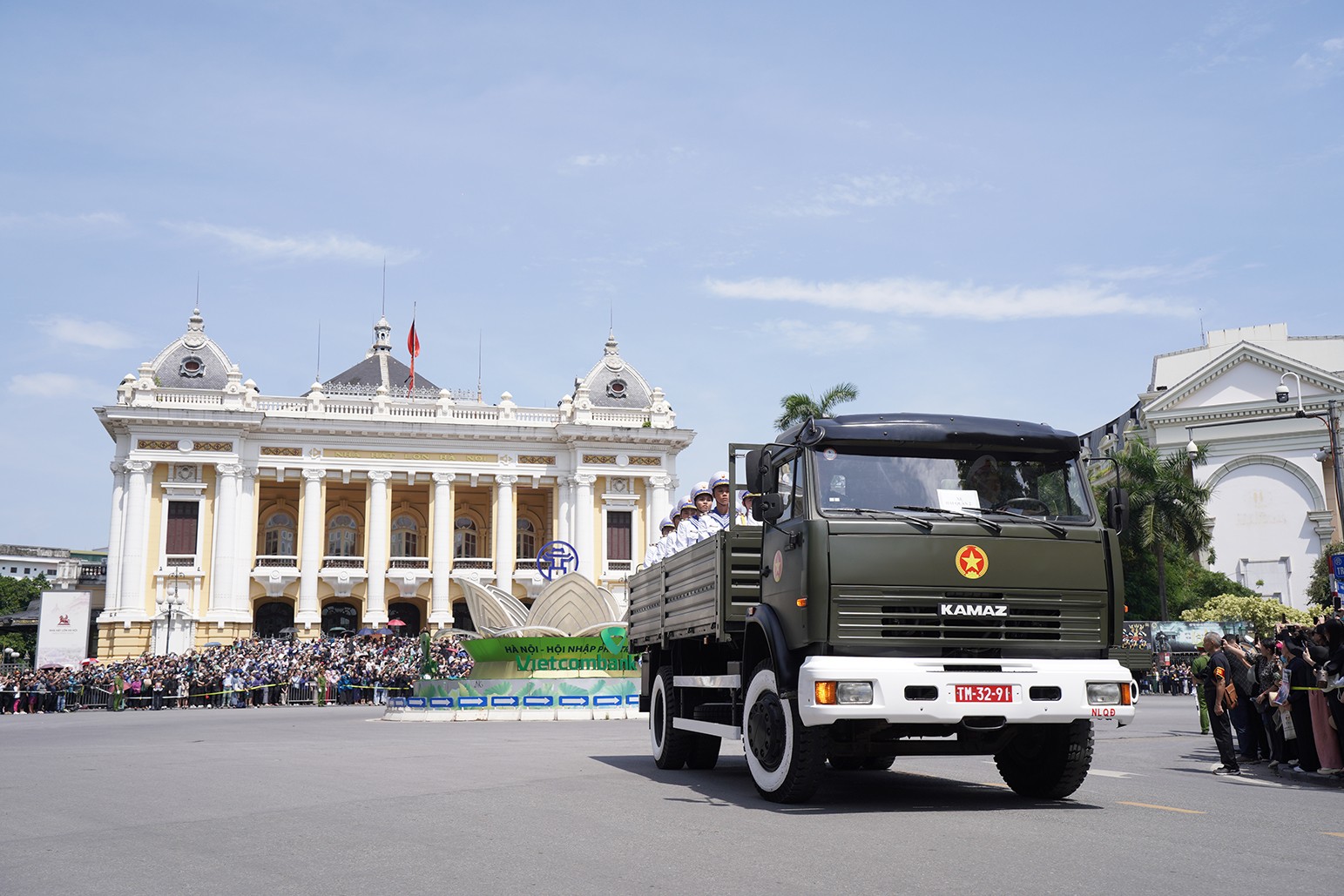 Gia đình, phu nhân Ngô Thị Mận, Chủ tịch nước Tô Lâm, Thủ tướng Phạm Minh Chính, Chủ tịch Quốc hội Trần Thanh Mẫn, Thường trực Ban Bí thư Lương Cường đi sát ngay phía sau. Rất đông lãnh đạo, nguyên lãnh đạo Đảng, Nhà nước, lãnh đạo các nước… cũng đã đi sau đoàn xe linh cữu tiễn biệt Tổng Bí thư Nguyễn Phú Trọng Gia đình, phu nhân Ngô Thị Mận, Chủ tịch nước Tô Lâm, Thủ tướng Phạm Minh Chính, Chủ tịch Quốc hội Trần Thanh Mẫn, Thường trực Ban Bí thư Lương Cường đi sát ngay phía sau. Rất đông lãnh đạo, nguyên lãnh đạo Đảng, Nhà nước, lãnh đạo các nước… cũng đã đi sau đoàn xe linh cữu tiễn biệt Tổng Bí thư Nguyễn Phú Trọng