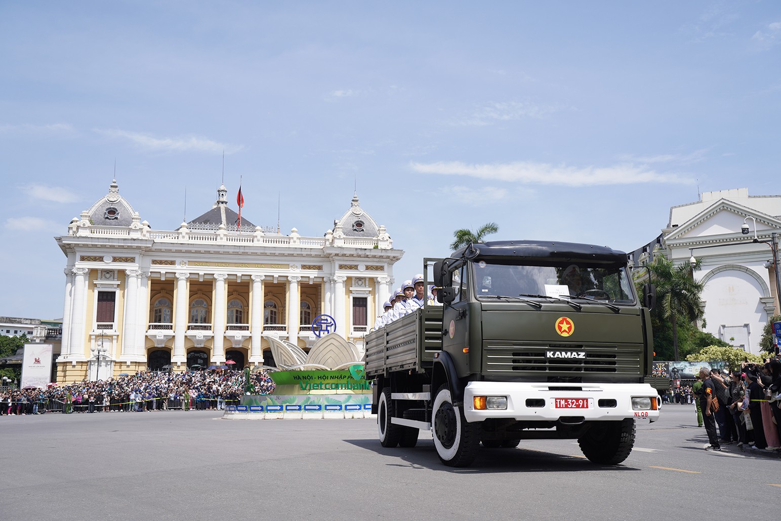 Gia đình, phu nhân Ngô Thị Mận, Chủ tịch nước Tô Lâm, Thủ tướng Phạm Minh Chính, Chủ tịch Quốc hội Trần Thanh Mẫn, Thường trực Ban Bí thư Lương Cường đi sát ngay phía sau. Rất đông lãnh đạo, nguyên lãnh đạo Đảng, Nhà nước, lãnh đạo các nước… cũng đã đi sau đoàn xe linh cữu tiễn biệt Tổng Bí thư Nguyễn Phú Trọng