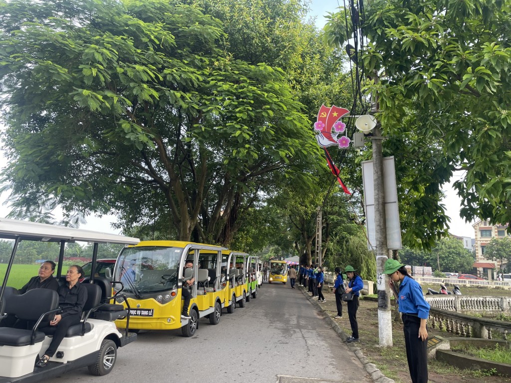 Những đoàn xe điện nối đuôi nhau đưa khách từ bãi gửi xe vào thôn Lại Đà, xã Đôgn Hội viếng Tổng Bí thư