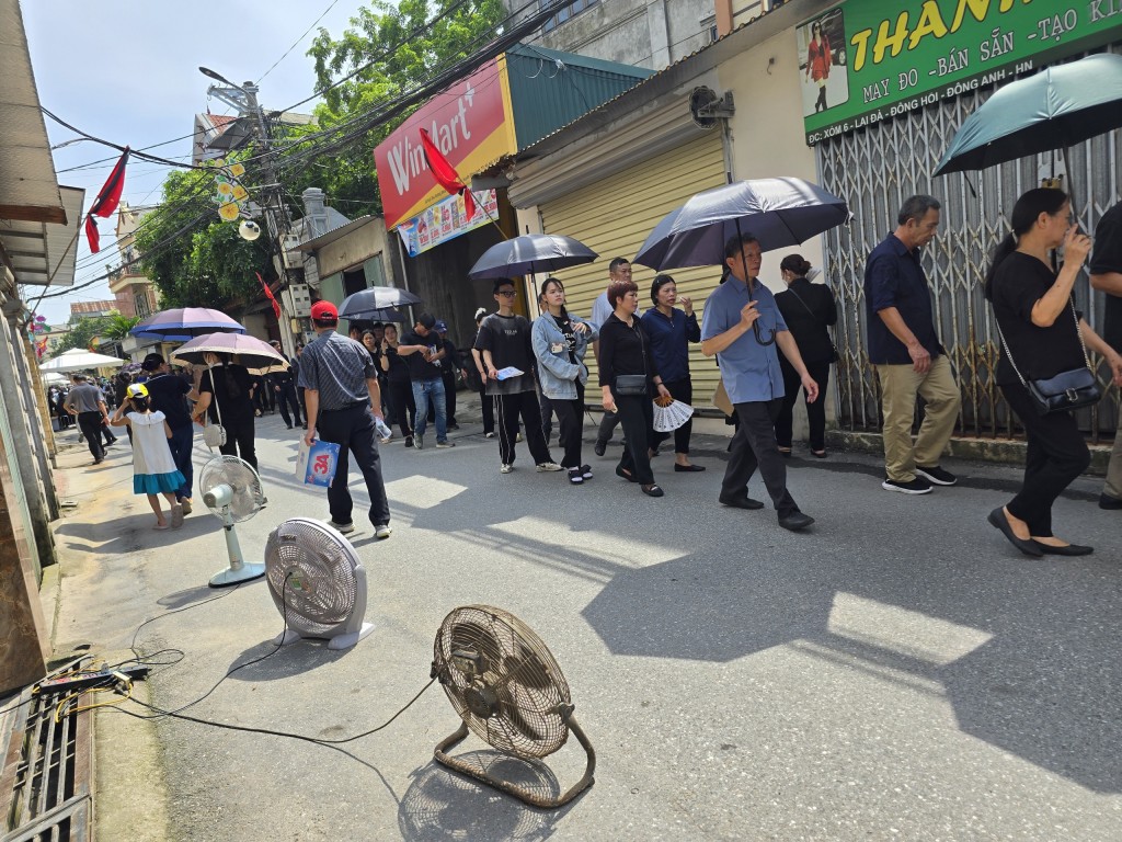 Những chiếc quạt điện được người dân mang ra ngoài đường để phục vụ Nhân dân trong lúc đứng xếp hàng đợi vào viếng