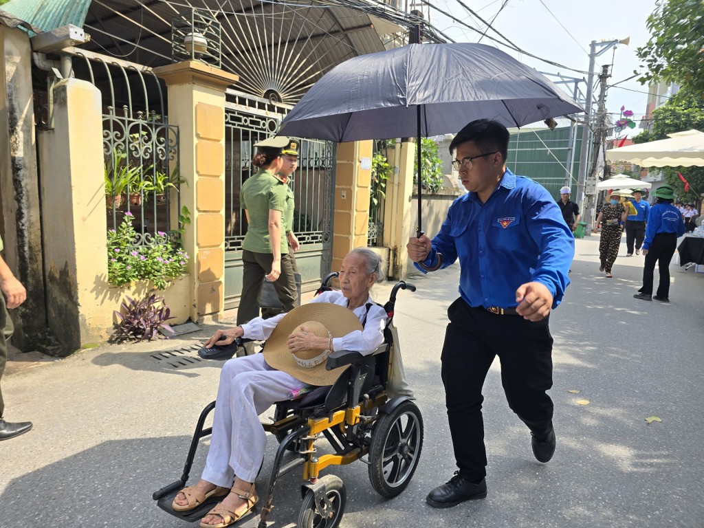 uổi trẻ Đông Hội hết lòng hỗ trợ những người già, người khó khăn khi đi lại